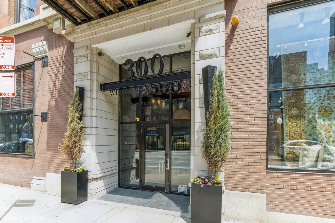 300 W Grand Ave in Chicago, IL - Building Photo