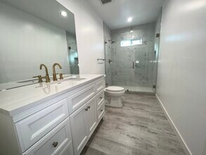 803 Schumacher Dr in Los Angeles, CA - Building Photo - Building Photo