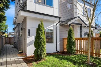 8338 27th Ave NW, Unit B in Seattle, WA - Building Photo - Building Photo