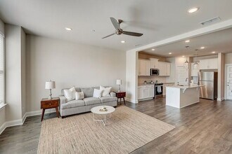 1001 Lifford Ln in Gallatin, TN - Foto de edificio - Building Photo