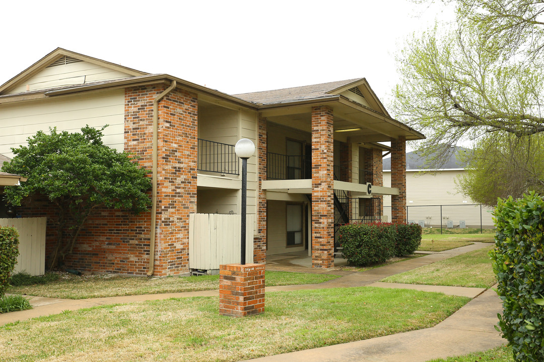 Meadows Condominiums in Austin, TX - Foto de edificio