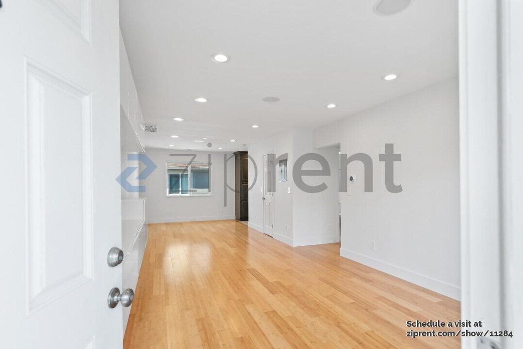 1011 E 17th St in Oakland, CA - Building Photo