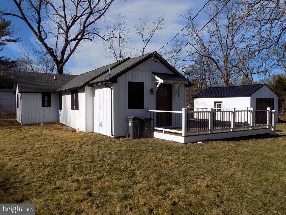 114 N Penrose St in Quakertown, PA - Building Photo