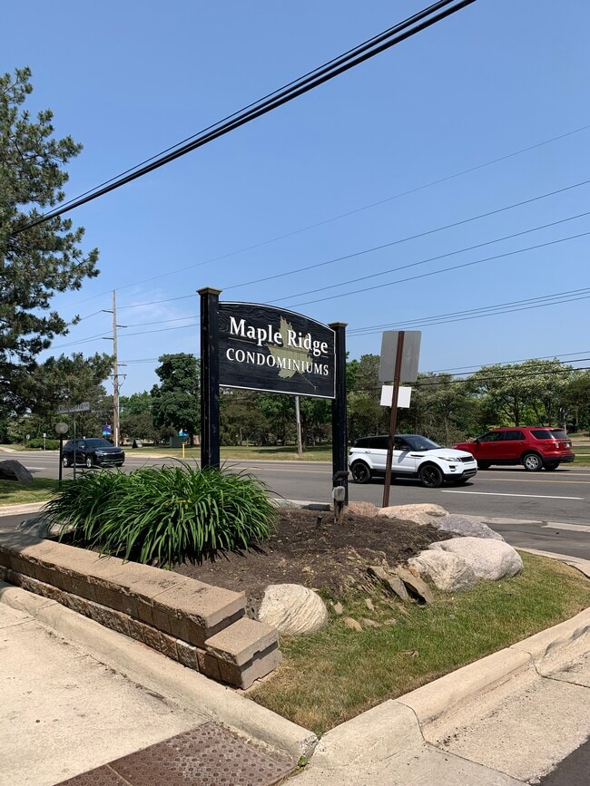 6680 Ridgefield Cir, Unit 205 in West Bloomfield, MI - Foto de edificio - Building Photo