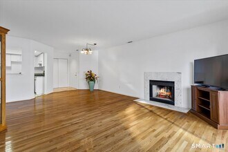 13 Harbour Close in New Haven, CT - Building Photo - Building Photo