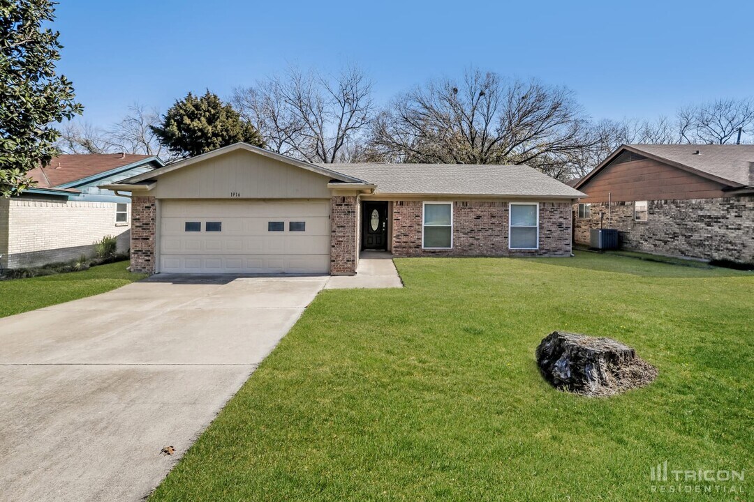 1916 Tracey Cir in Irving, TX - Building Photo