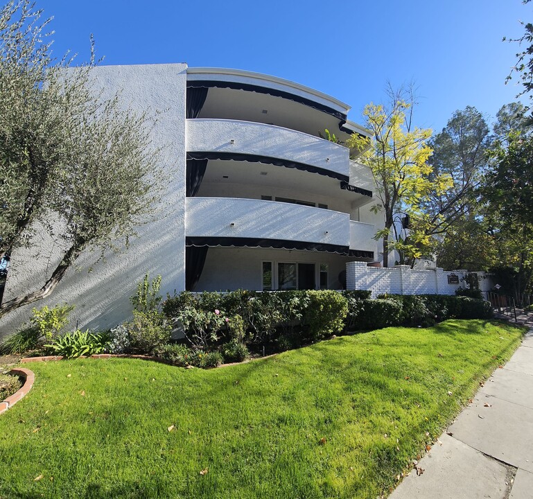 4950 Louise Ave, Unit 105 in Encino, CA - Building Photo