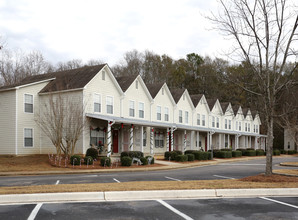 Darden Oaks Townhomes & Apartments in Opelika, AL - Building Photo - Building Photo