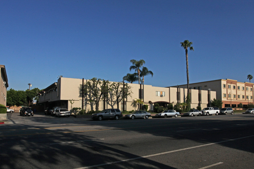 Woodcrest Apartments in Van Nuys, CA - Building Photo