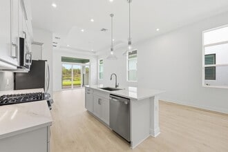 140 SE Via Tirso in Port St. Lucie, FL - Foto de edificio - Building Photo