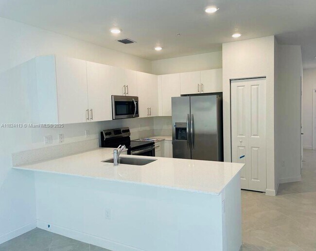 275 SW 159th Ter in Pembroke Pines, FL - Building Photo - Building Photo