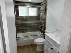 1221 Amethyst St, Unit APT B in Redondo Beach, CA - Building Photo - Building Photo