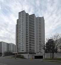 3575 Kaneff Crescent in Mississauga, ON - Building Photo - Building Photo