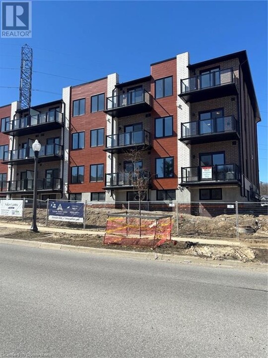 10 S Creek Dr in Kitchener, ON - Building Photo