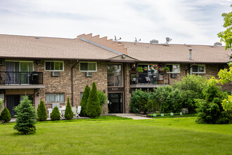 Willow Heights Condominiums in Prospect Heights, IL - Building Photo - Building Photo