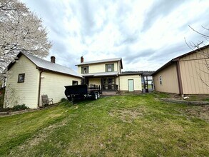 327 W Plum St in Aaronsburg, PA - Foto de edificio - Building Photo