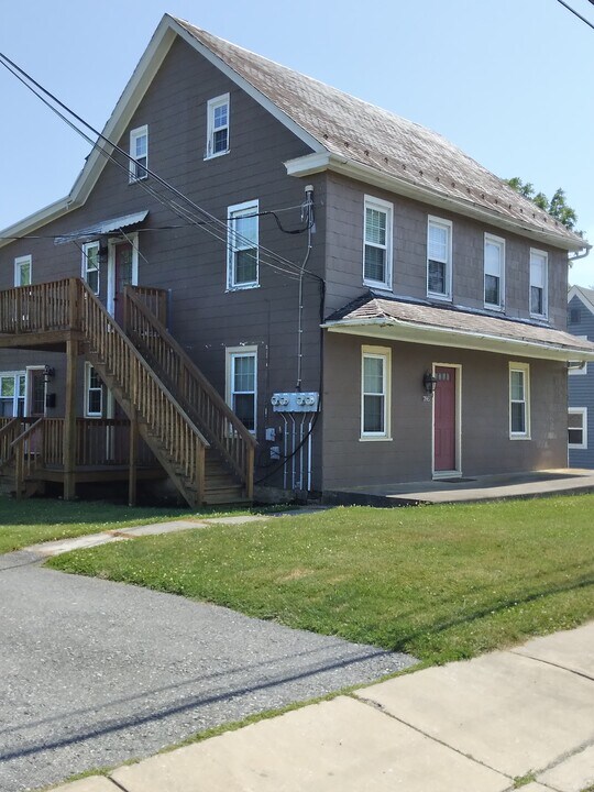 62 W Charlotte St in Millersville, PA - Foto de edificio