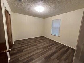 615 Pierce St in Denton, TX - Foto de edificio - Building Photo