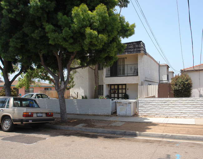 80 Oaklawn Ave in Chula Vista, CA - Foto de edificio - Building Photo