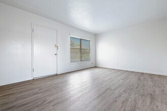2044 Mayfair Dr W in Fresno, CA - Building Photo - Building Photo