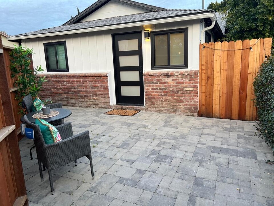 5526 Rhodes Ave in Valley Village, CA - Building Photo