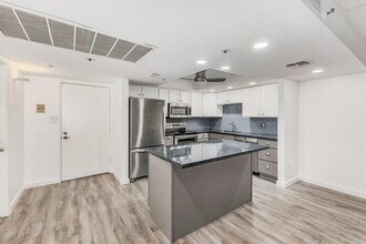 7950 E Camelback Rd in Scottsdale, AZ - Foto de edificio - Building Photo