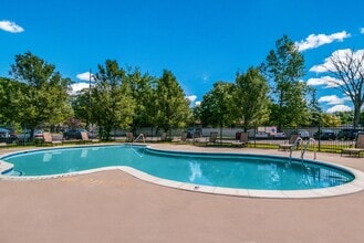 The Pointe at Cherry Hill in Westland, MI - Foto de edificio - Building Photo