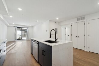 1951 Point Breeze Avenue in Philadelphia, PA - Foto de edificio - Interior Photo