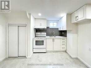 246 Horsham Ave in Toronto, ON - Building Photo - Building Photo