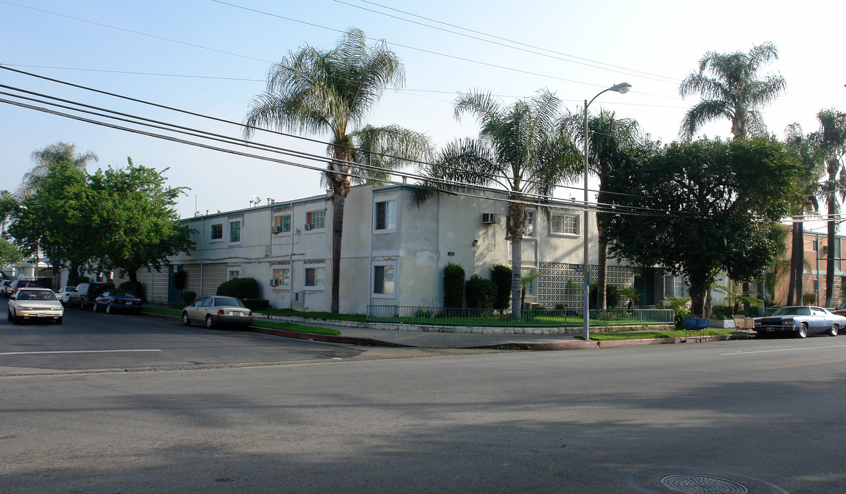 Saticoy Apartments in Van Nuys, CA - Building Photo