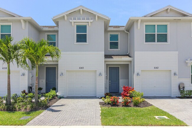 640 SE Lk Fls St in Port St. Lucie, FL - Building Photo - Building Photo