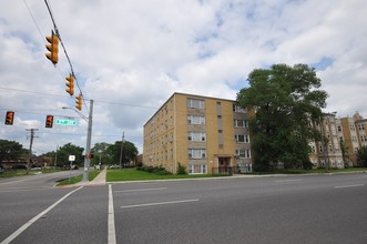 Sundance Manor in Gary, IN - Foto de edificio - Building Photo