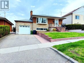 34 Doddington Dr in Toronto, ON - Building Photo - Building Photo