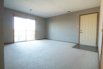 3230 E John Hinkle Pl, Unit J in Bloomington, IN - Building Photo - Building Photo