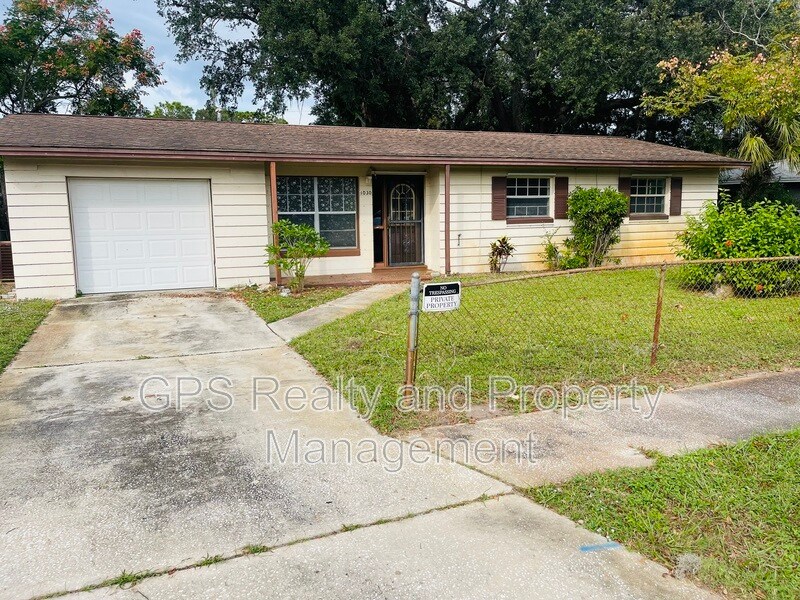 1030 Pine Valley Ln in Titusville, FL - Foto de edificio