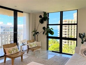 1121 Crandon Blvd in Key Biscayne, FL - Foto de edificio - Building Photo