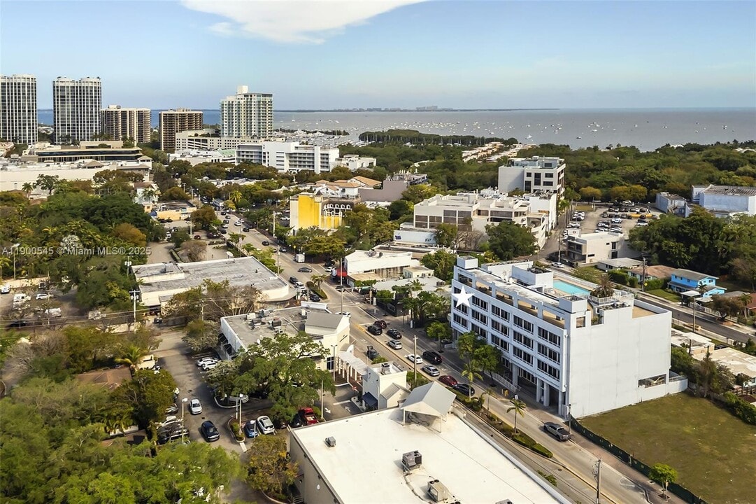 3250 Grand Ave in Miami, FL - Foto de edificio