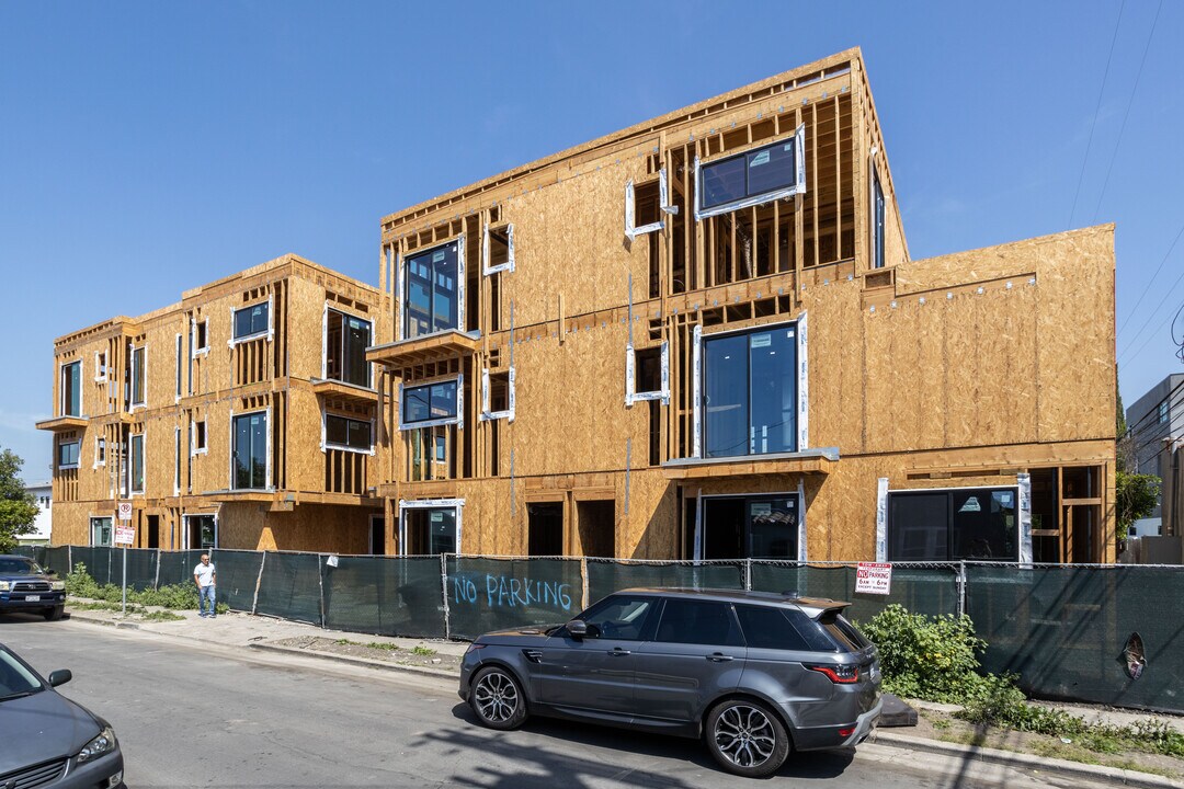 2332 Carmona Ave in Los Angeles, CA - Building Photo