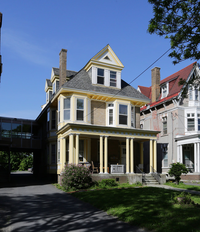 690 Madison Ave in Albany, NY - Foto de edificio - Building Photo