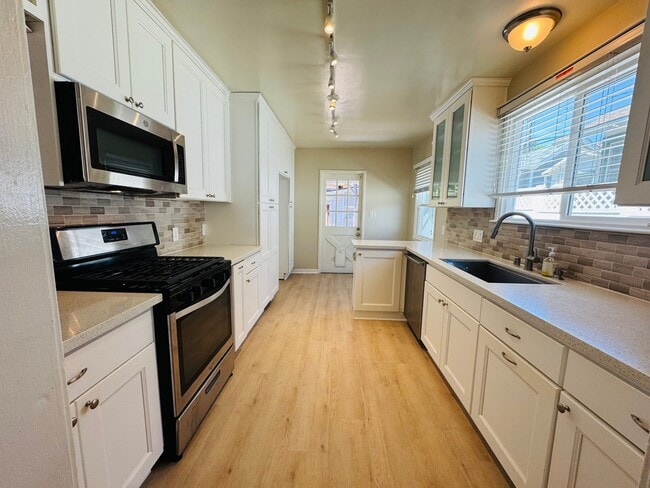 67 Windsor Ln in Sierra Madre, CA - Foto de edificio - Building Photo