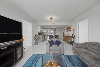 5252 NW 85th Ave in Doral, FL - Foto de edificio - Building Photo