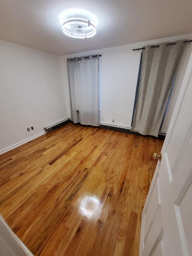 130 W 132nd St, Unit Garden Unit in New York, NY - Building Photo - Building Photo