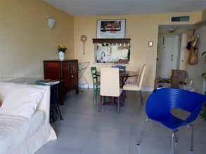 9350 Fontainebleau Blvd in Miami, FL - Building Photo - Building Photo