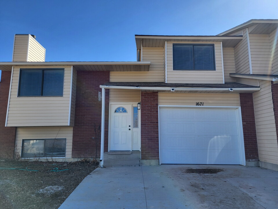 1671 Troy Ct in Kemmerer, WY - Building Photo