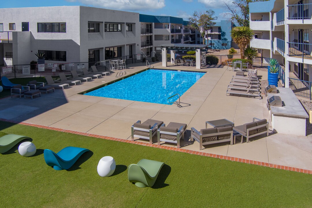 Peaks at Sandia View in Albuquerque, NM - Building Photo