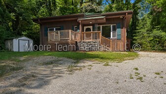 536 Fairway Dr in Hendersonville, NC - Building Photo