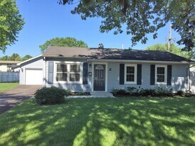 2 Sweetbriar Ct in South Elgin, IL - Building Photo