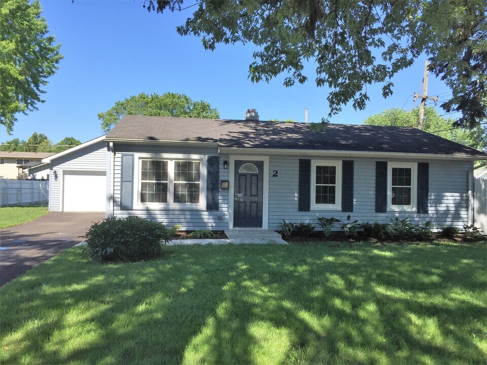 2 Sweetbriar Ct in South Elgin, IL - Building Photo