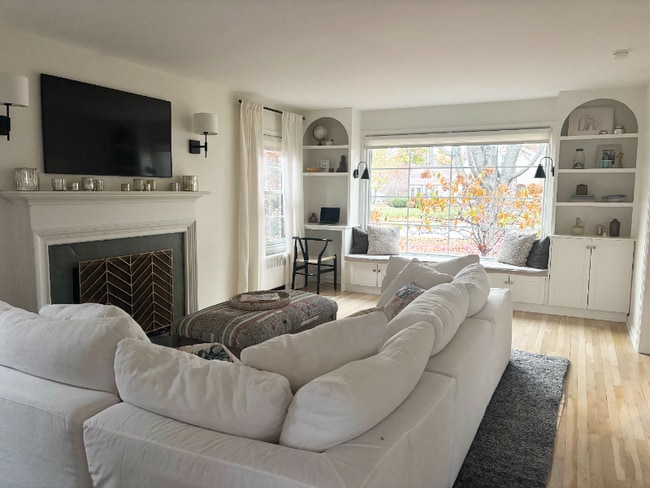 6120 N Kent Ave in Whitefish Bay, WI - Foto de edificio - Building Photo