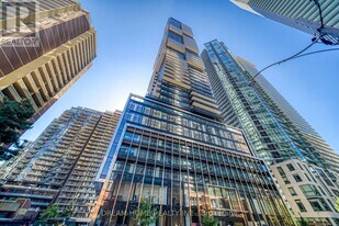 55 Charles St E in Toronto, ON - Building Photo